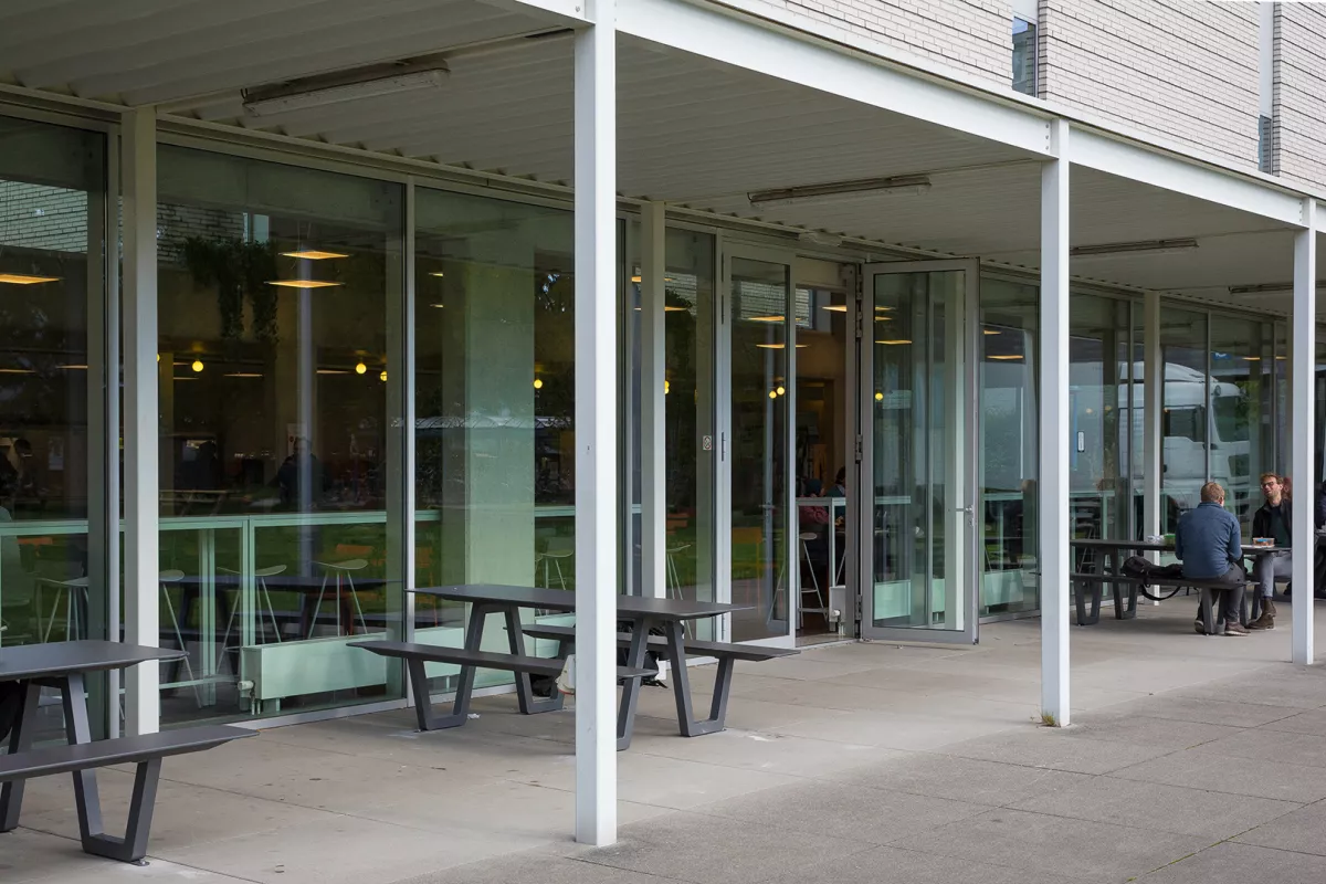 PANACHE Straatmeubilair Mobilier Urbain Picknicktafel Table de pique-nique PICNIC HPL Miramondo Universiteit Atnwerpen