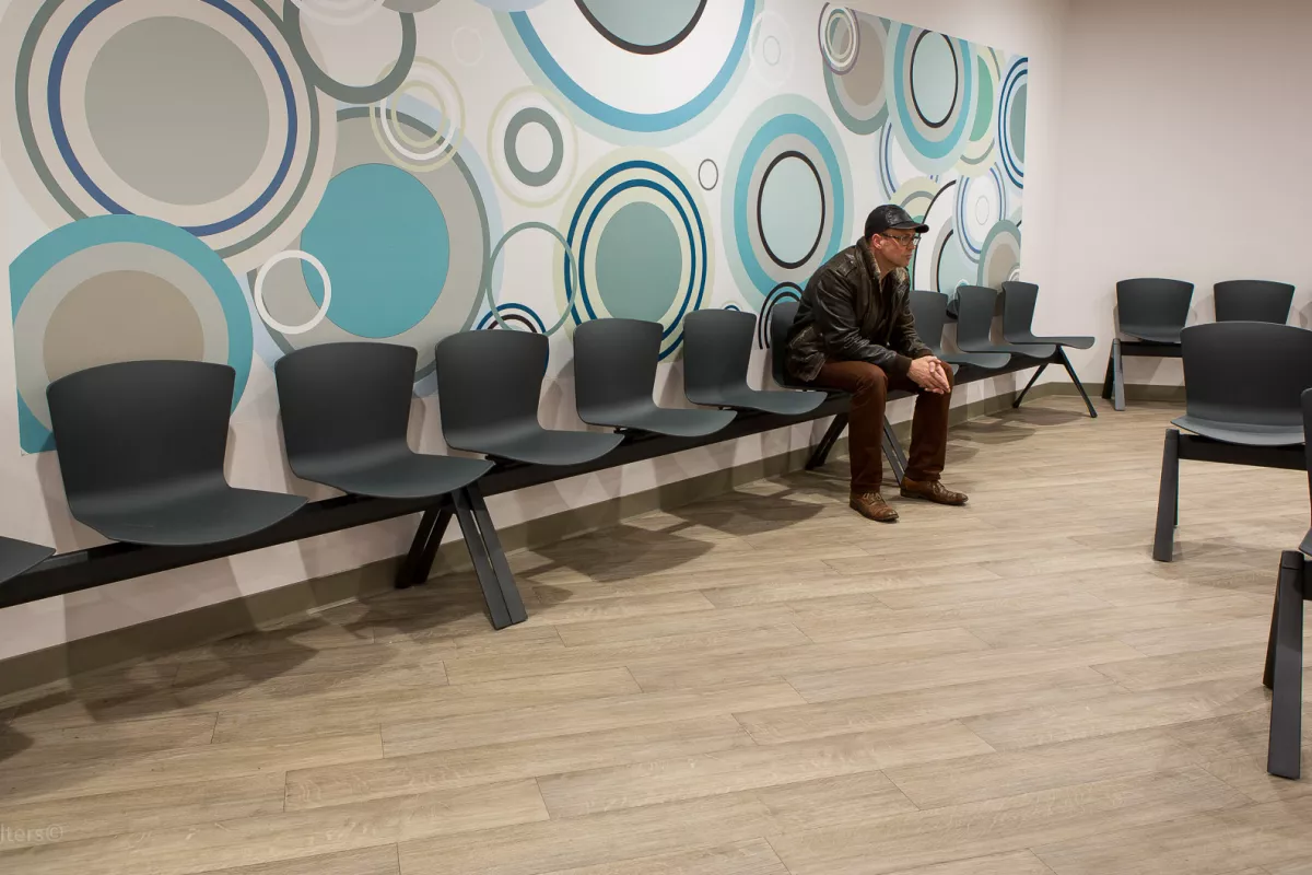 UZ CHU La Louvière TivoliPanache Kantoormeubilair Mobilier de bureau bank wachtruimte poutre banc d'attente Slam