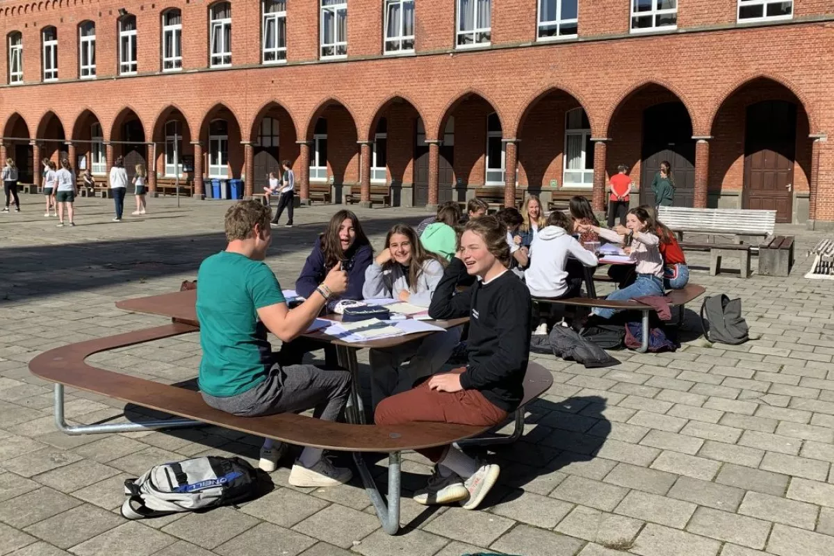 HPL banken zijn UV-bestendig en voelen koel aan in de zomer en warm in de winter