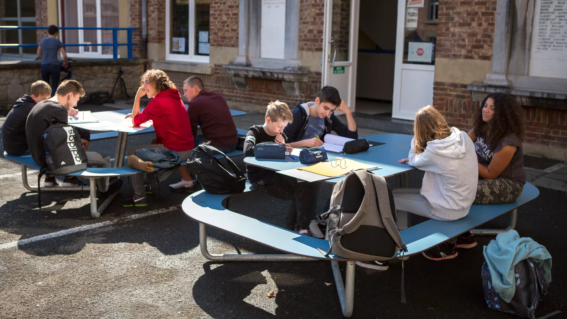 Buitenklas aan picknicktafel PLATEAU© van Out-sider verdeeld door PANACHE