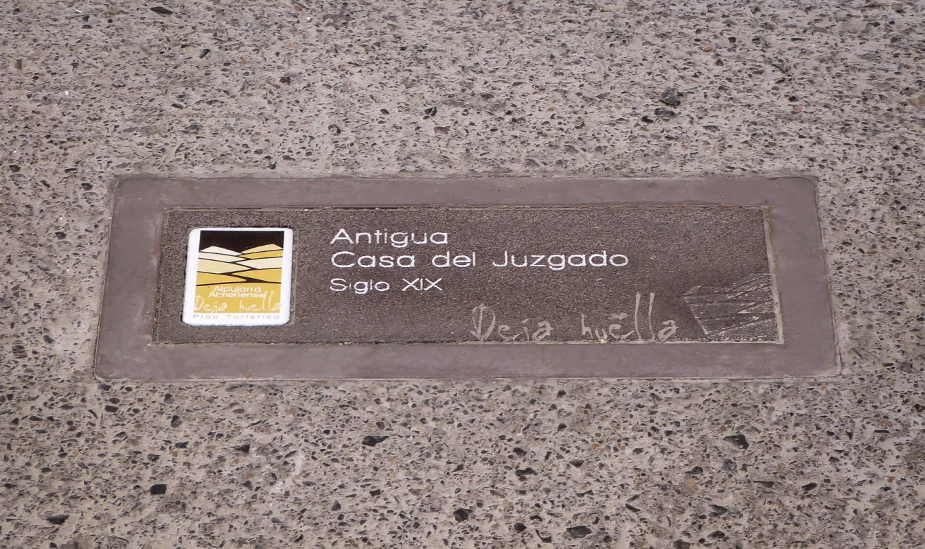 Panache  Straatmeubilair Mobilier Urbain geëmailleerde lavasteen markeernagel©