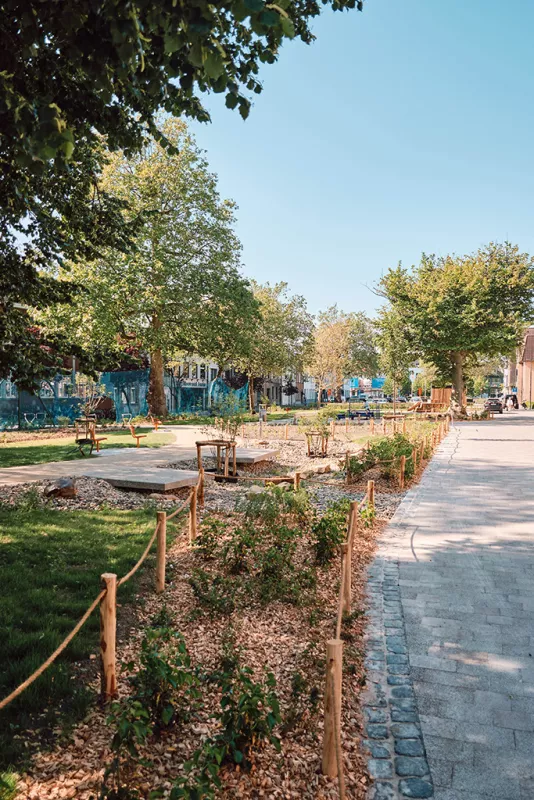 Panache Straatmeubilair Mobilier Urbain Zitbank, tafel en stoel Banc Chaise et table Parco Nola - © Stad Kortrijk