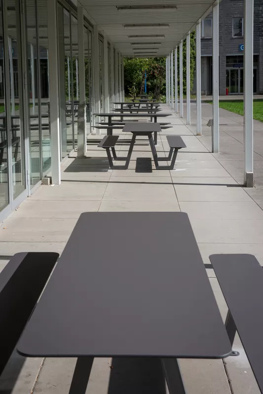 PANACHE Straatmeubilair Mobilier Urbain Picknicktafel Table de pique-nique PICNIC HPL Miramondo Universiteit Atnwerpen