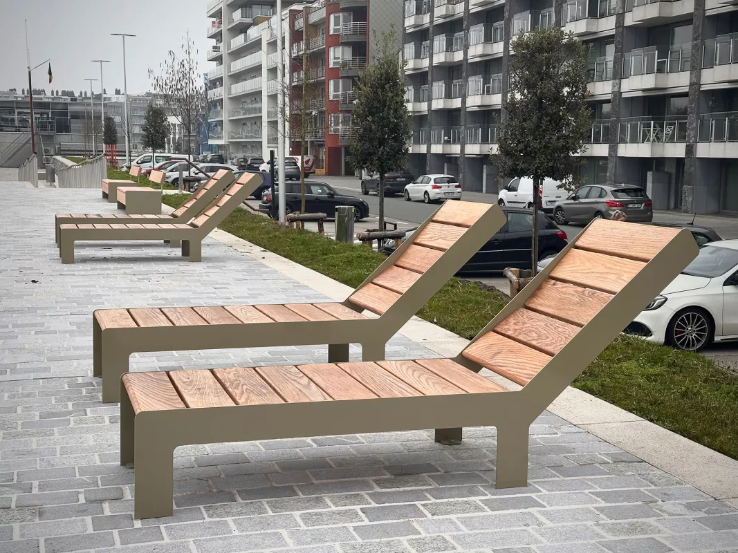 Panache Straatmeubilair Mobilier Urbain Nola HighLow© Zitbank stoel en loungezetel Banc Chaise et chaise longue