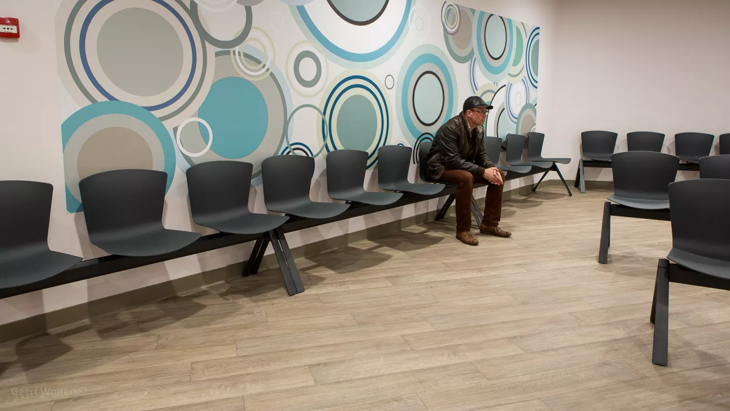 UZ CHU La Louvière TivoliPanache Kantoormeubilair Mobilier de bureau bank wachtruimte poutre banc d'attente Slam