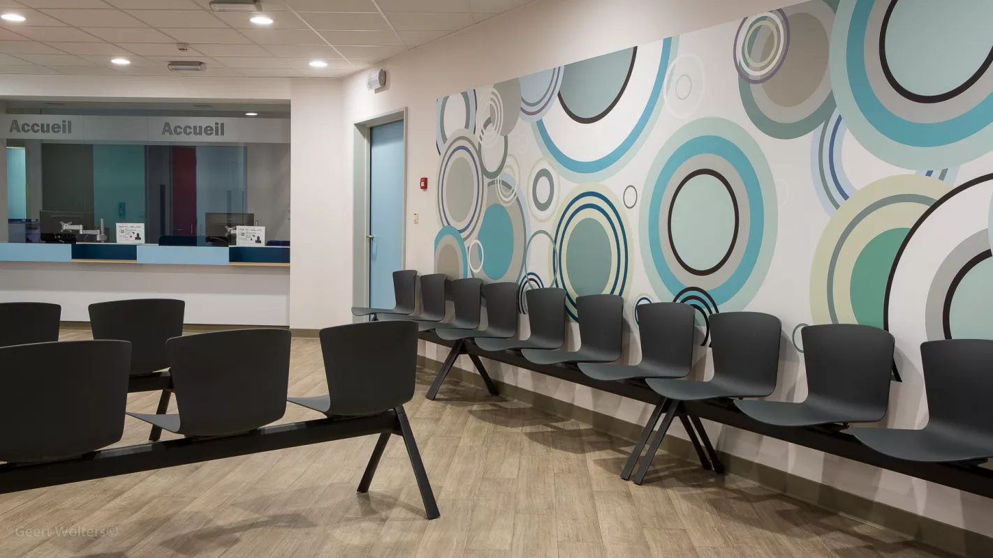 UZ CHU La Louvière TivoliPanache Kantoormeubilair Mobilier de bureau bank wachtruimte poutre banc d'attente Slam