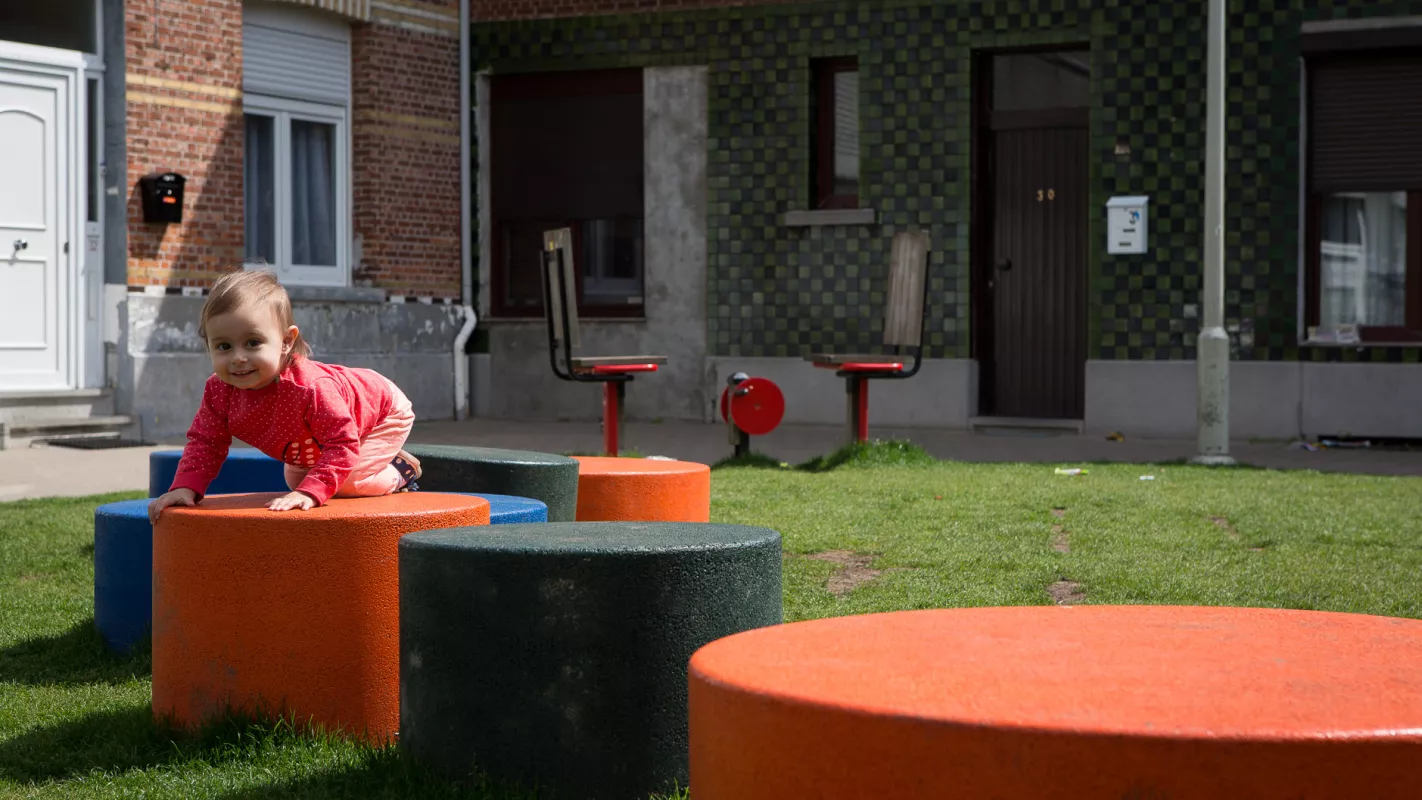 Groene sproeten, Kronenburg deurne Panache Straatmeubilair Mobilier Urbain Merk Durbanis Tap zitzuilen cilinder zitcilinder