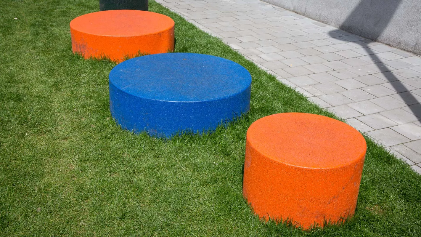 Groene sproeten, Kronenburg deurne Panache Straatmeubilair Mobilier Urbain Merk Durbanis Tap zitzuilen cilinder zitcilinder