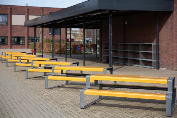 Panache Straatmeubilair Mobilier Urbain Picknicktafel Table pique nique OUTLINE Miramondo speelplaats basisschool Bekaf